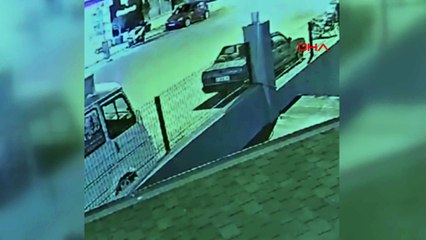 Kaldırımda yürüyen kadını yumruklayıp bıçakla yaraladı: O anlar güvenlik kamerasında!