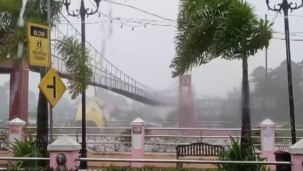 "이불 터는 듯"...태풍 ‘풍웡'에 필리핀 현수교 '출렁' [앵커리포트] / YTN