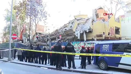 Ankara’da yıkım sırasında kepçenin dokunmasıyla yerle bir olan apartmanın çökme anı kamerada