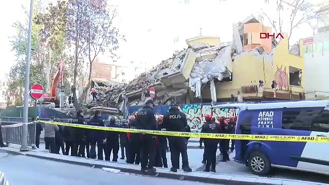 Ankara’da yıkım sırasında kepçenin dokunmasıyla yerle bir olan apartmanın çökme anı kamerada