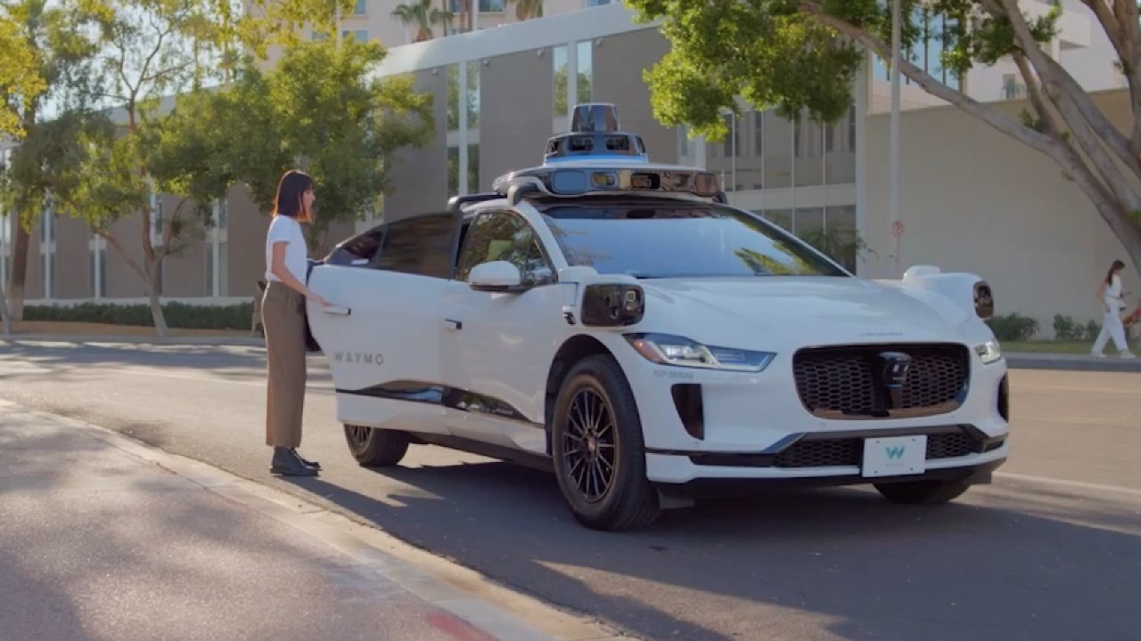 2025 Waymo Robotaxi auf der Autobahn