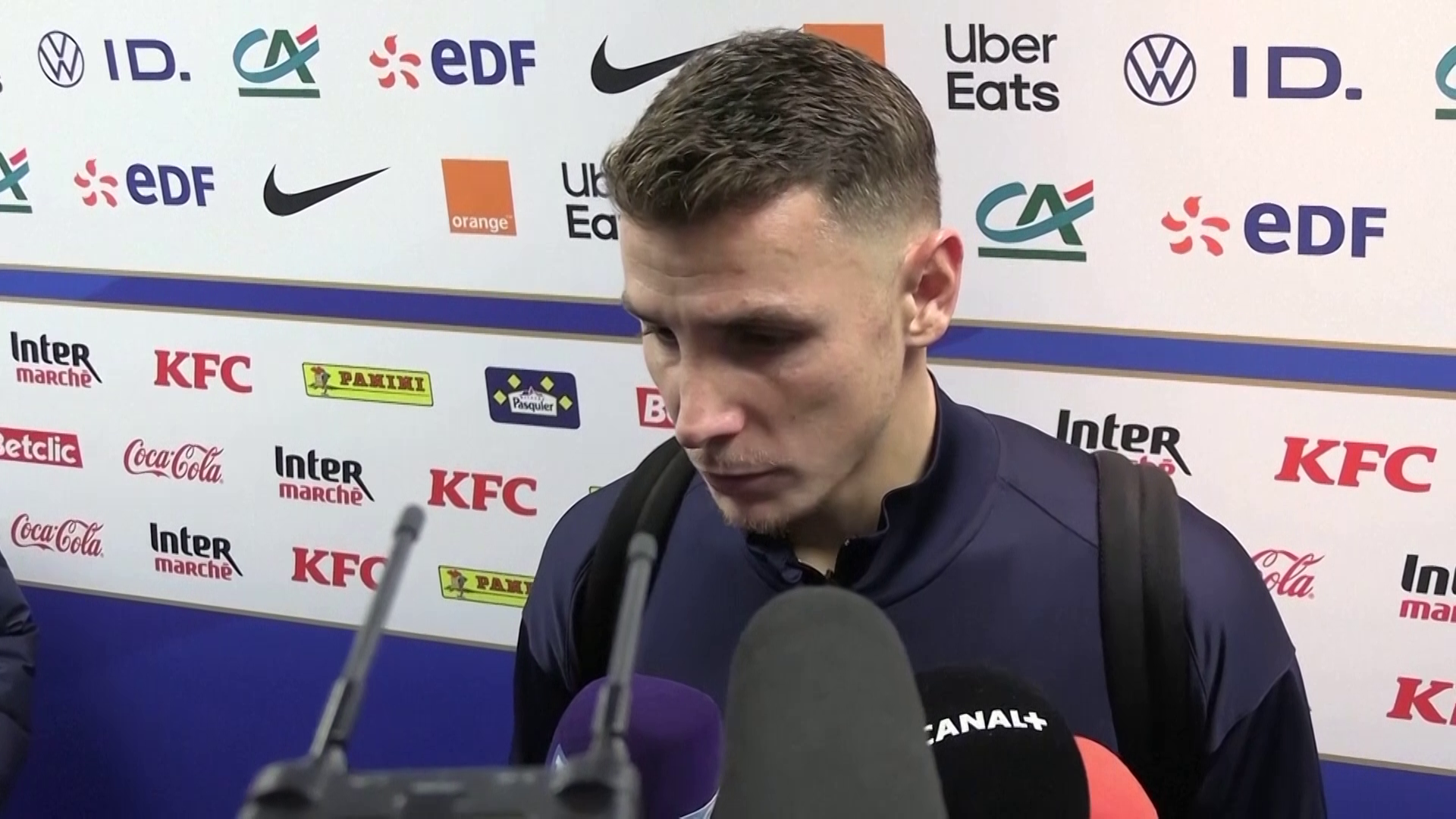 Bleus - Mbappé et Digne rendent hommage aux victimes du 13 novembre