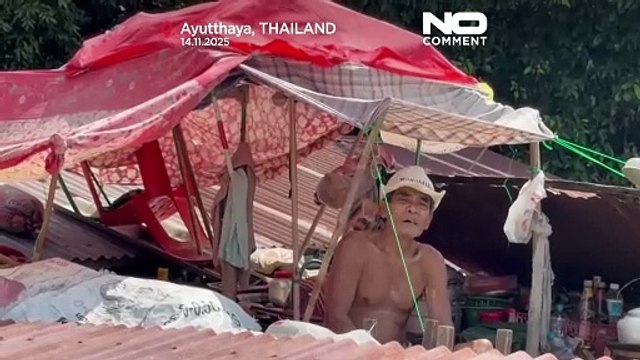 Powódź zmusza Tajlandczyka do mieszkania na dachu domu od tygodni