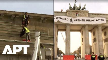 Berlin: Activists Climb Brandenburg Gate, Unfurl “Freedom for Palestine” Banner | APT