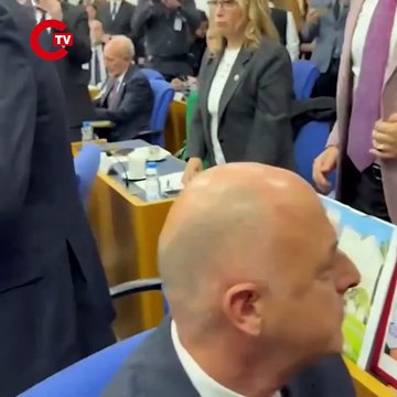 Bakan Mehmet Nuri Ersoy el sıkışmak için muhalefet sıralarını dolaşırken, CHP’li Tahsin Ocaklı “Siz yangından sorumlusunuz Sayın Bakan” diye tepki gösterdi. İYİ Partili Rıdvan Uz “Sıkmam ben bu adamın elini” dedi