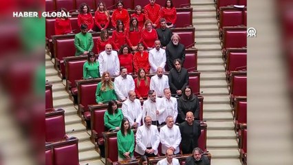 İtalyan vekiller parlamentoya Filistin bayrağının renklerini taşıyan kıyafetlerle girdi