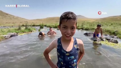 Termometreler orada 34 dereceyi gördü, çocuklar dere sularında serinledi