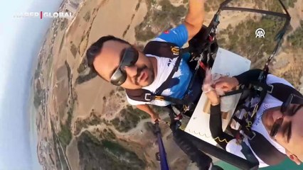 Yamaç paraşütü yapan aşçı havada suşi hazırladı ardından afiyetle yedi