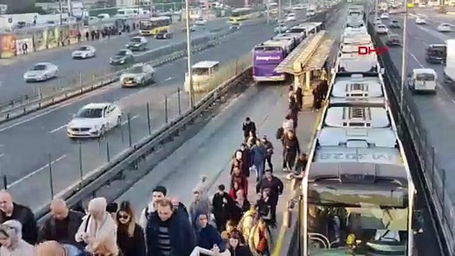 Metrobüs istasyonunda korkunç ölüm: Metrobüsün çarptığı engelli yolcu hayatını kaybetti