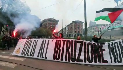 Milano, il corteo degli studenti: "Soldi all'istruzione, non alla guerra"