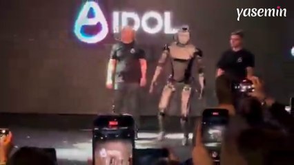 Rusya'nın ilk yapay zeka destekli robotu AIDOL, tanıtım etkinliğinde yere kapaklandı!