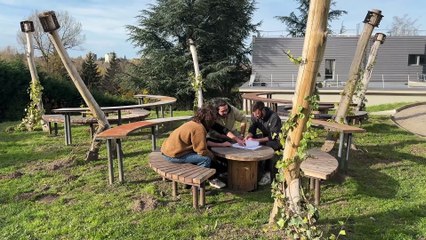 Des étudiants conçoivent leur propre salle de classe à l’extérieur