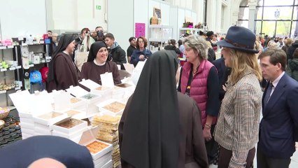 La infanta Elena, sonriente y relajada, muestra su lado más solidario