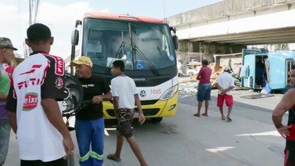 Acidente com Caminhão de Espelhos e Vidros Causa Caos no Trânsito sob Viaduto da PE15 em Olinda: Detalhes e Consequências