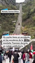 Un coche tiene un accidente en las escaleras de la montaña Tianmen y provoca destrozos