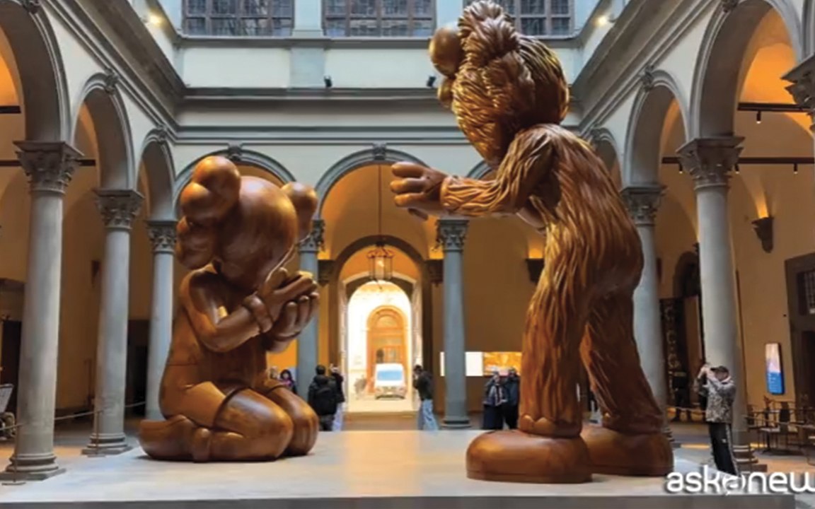 Gli smartphone giganti di KWAS e Beato Angelico, a Firenze: provocazione o dialogo?