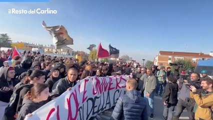 Corteo 'No Meloni day' a Bologna, manifestanti e polizia si sono fronteggiati sul ponte di San Donato. Video