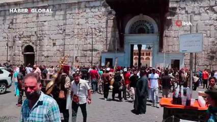 Suriyeliler Cuma namazını kılmak üzere tarihi Emevi Camii'ne akın etti