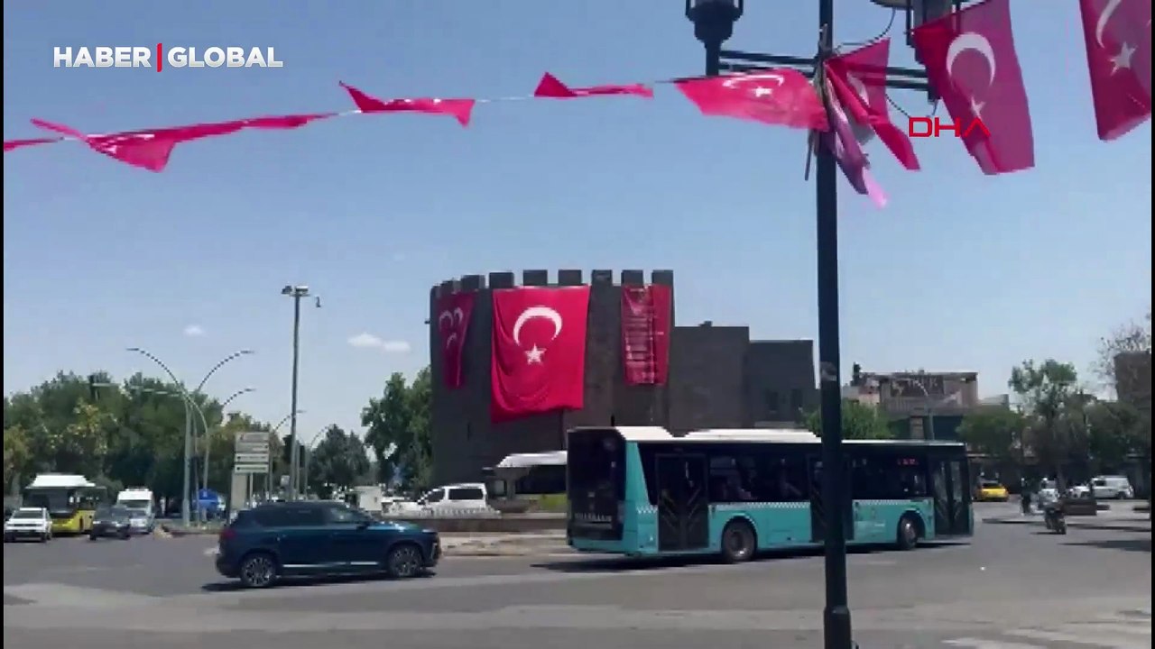 Diyarbakır surlarına MHP ve Türk bayrakları asıldı
