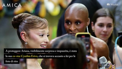 La paura di Ariana Grande quando un uomo irrompe sul red carpet: per fortuna c'è Cynthia Erivo
