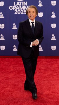 Los famosos de los Grammy Latinos cantan por Raphael en la alfombra roja