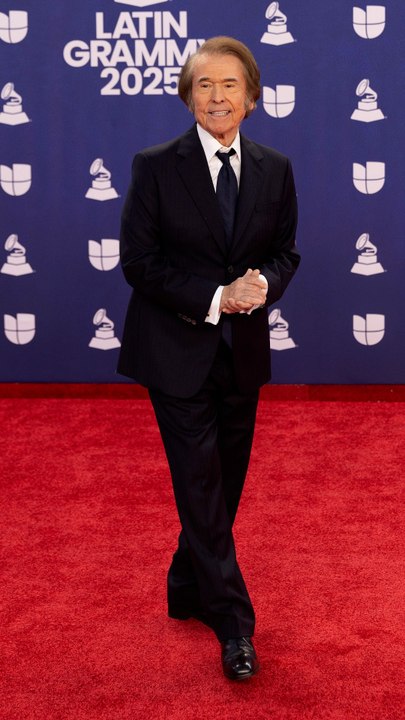 Los famosos de los Grammy Latinos cantan por Raphael en la alfombra roja