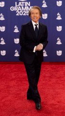 Los famosos de los Grammy Latinos cantan por Raphael en la alfombra roja