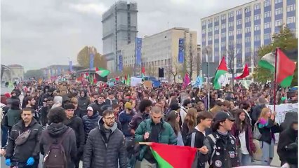 Un migliaio di studenti in centro, partito il corteo del «No Meloni Day» di Torino