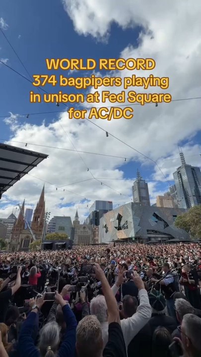 WORLD RECORD 374 bagpipers playing in unison at Fed Square for AC/DC. Melbourne-Australia 🇦🇺 🏴