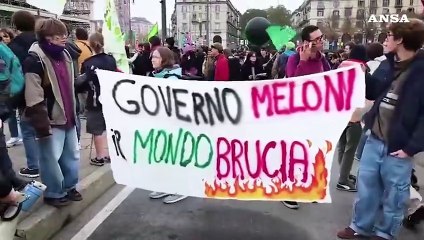 A Torino studenti in piazza, 'oggi una spallata al governo'