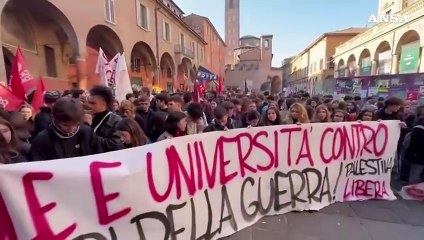 Corteo verso l'Anci a Bologna, tafferugli e cariche