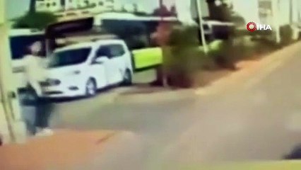 Kontrolden çıkan minibüs refüje çıktı: Genç kız ölümden döndü!