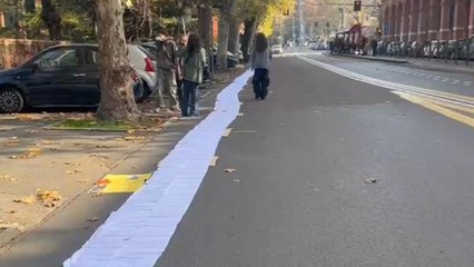 Bologna, il lungo striscione con i 12mila nomi dei bambini palestinesi e israeliani uccisi a Gaza