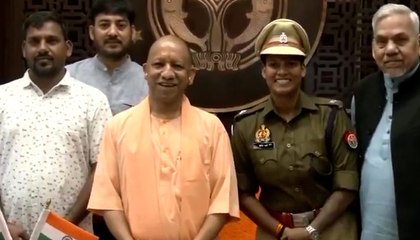 CM Yogi Meets World Cup Winner Deepti Sharma in Lucknow | WATCH