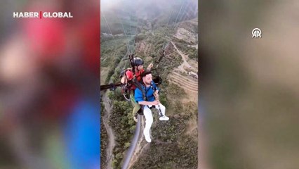 Yamaç paraşütüyle uçarken klarnet çaldı