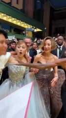 Ariana Grande es atacada por un fan y Cynthia Erivo la protege del inesperado momento en plena alfombra roja