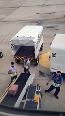 Funcionário de aeroporto é filmado arremessando malas e gera revolta: 'Falta de respeito'