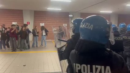 Corteo per il No Meloni Day a Torino, un gruppo di manifestanti invade gli uffici di Città Metropolitana. Gli scontri