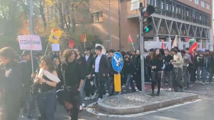 Bologna, la manifestazione «No Meloni Day»: il racconto della protesta