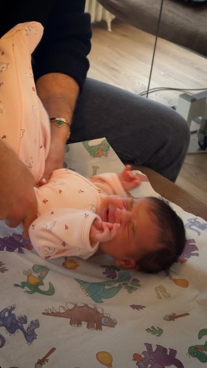 Monsieur Prout, alias @yaicheosteo, est ostéopathe pour les tout-petits. On a assisté à une séance forte en émotion où bébé et maman ont pu relâcher la pression. 💨✨🥲