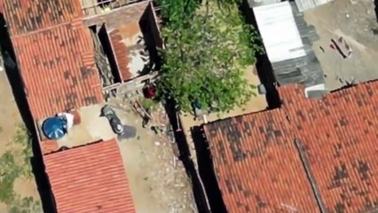 Drone flagra criminoso pulando muro e escalando telhado em fuga no Ceará