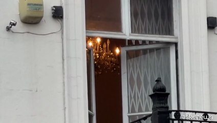 Sventola la bandiera siriana a Londra, riaperta l'ambasciata