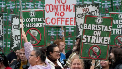 Más de 1.000 baristas de Starbucks entran en huelga en EE. UU. exigiendo mejoras laborales