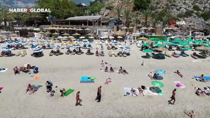 Alanya’da sıcak havayı fırsat bilen turistler Kleopatra Plajı’na akın etti