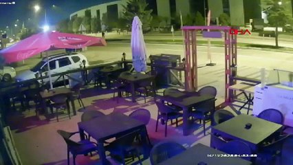 İş yerine defalarca giren hırsızı sopayla kovaladı; o anlar kamerada