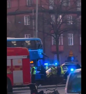 Un bus percute et tue plusieurs personnes dans le centre de Stockholm, faisant également plusieurs blessés, annonce la police suédoise