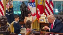 Donald Trump oferece presentes a crianças na Sala Oval