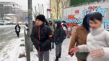 Öğrenciler tatil haberini kar topu oynayarak kutladı