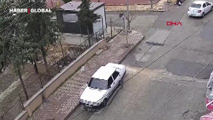 El freni çekilmeyen otomobil park halindeki otomobile çarptı