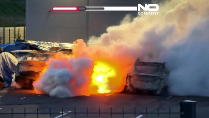 Großbrand in Tesla-Autohaus zerstört Dutzende E-Autos